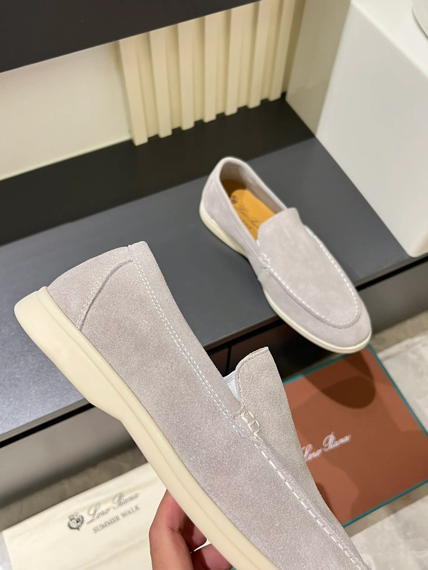 Men's shoes 💰p360 "Loro men's shoes 💰pian'*" Classic L men's shoes for couples 💰p Top version British flat loafers, a must-have item in old money style, the minimalist design is eye-catching and durable, a plus point for dressing The soft foot feel and texture are outstanding. They don’t scratch your feet and are very nice. They are matched with soft and waxy soles. They can be worn daily for a long time without getting tired. They are easy to wear, versatile and classic items, with perfect foot feel and texture! Imported cashmere fabric, the lining is made of imported A-grade water-dyed cow lining, the top version of the genuine leather midsole is sewn with pure handmade mark thread! Size: Female 35-40 (34. Customized) Male 38-44 (45.46. Customized)